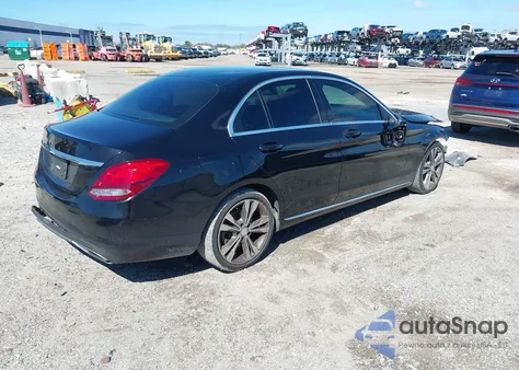 2016 Mercedes-Benz C 300 z USA, uszkodzony, nr VIN 55SWF4JB7GU168843